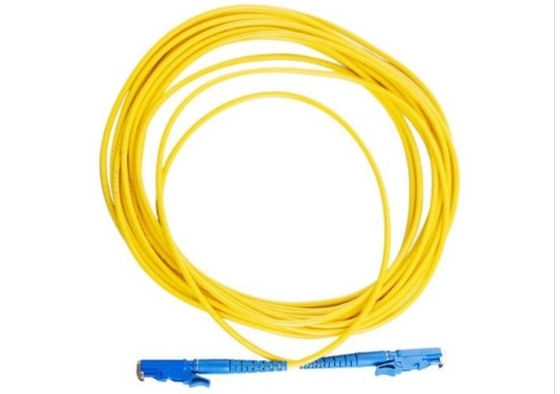 Gelbes Faser-Optikverbindungskabel E2000 UPC fertigen für FTTX-Netz kundenspezifisch an fournisseur